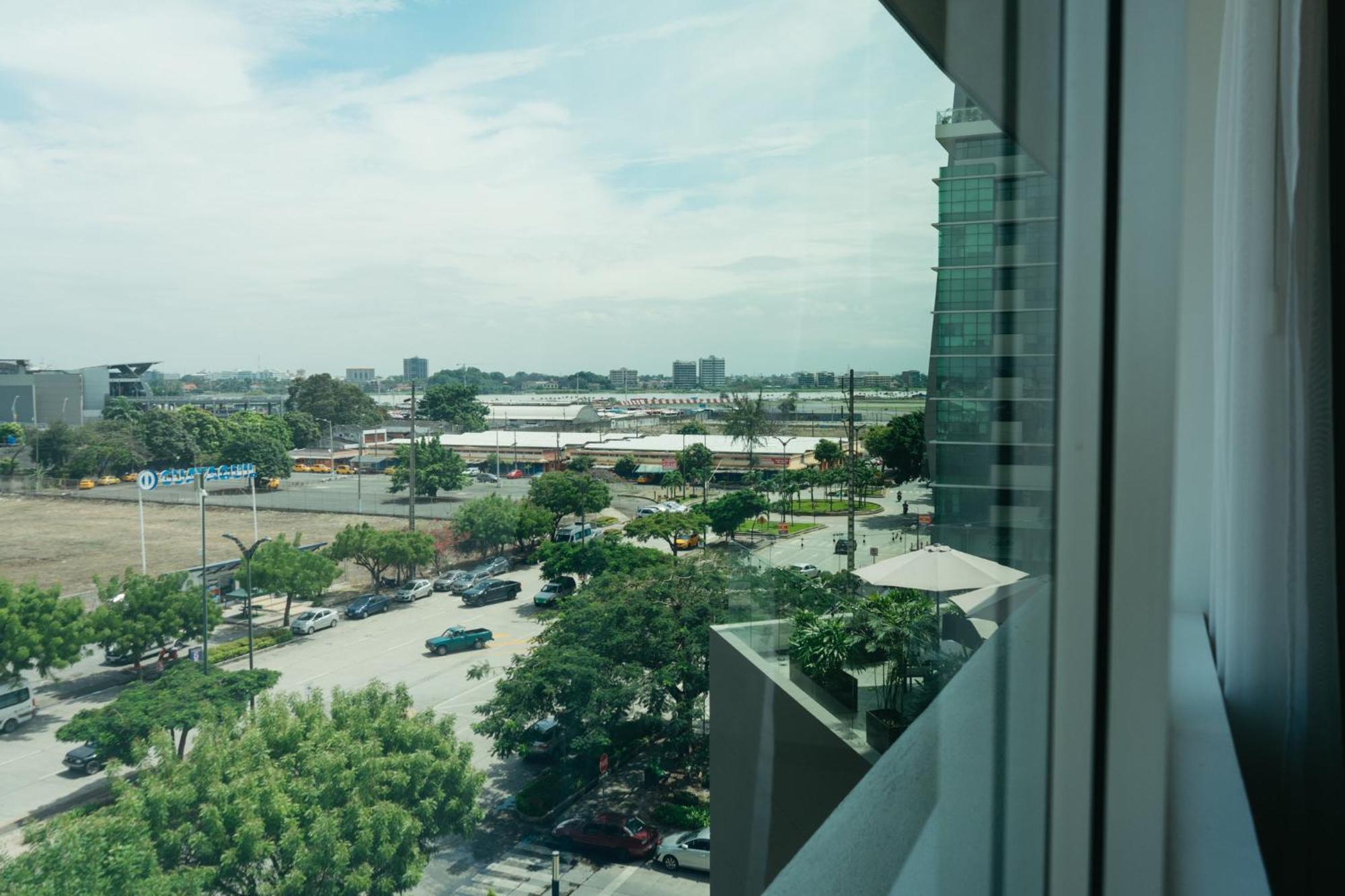 Holiday Inn Guayaquil Airport By Ihg Εξωτερικό φωτογραφία View of the station from the nearby hotel