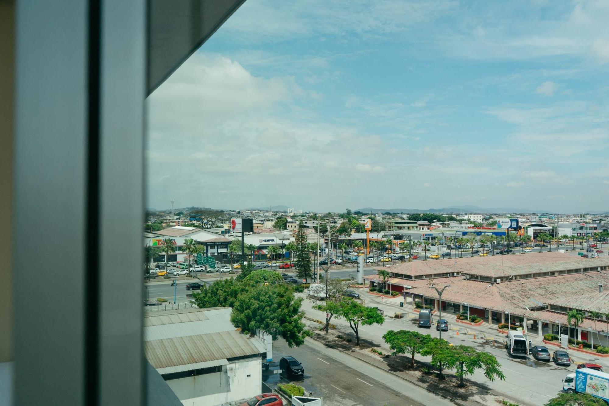Holiday Inn Guayaquil Airport By Ihg Εξωτερικό φωτογραφία View of the city from the hotel