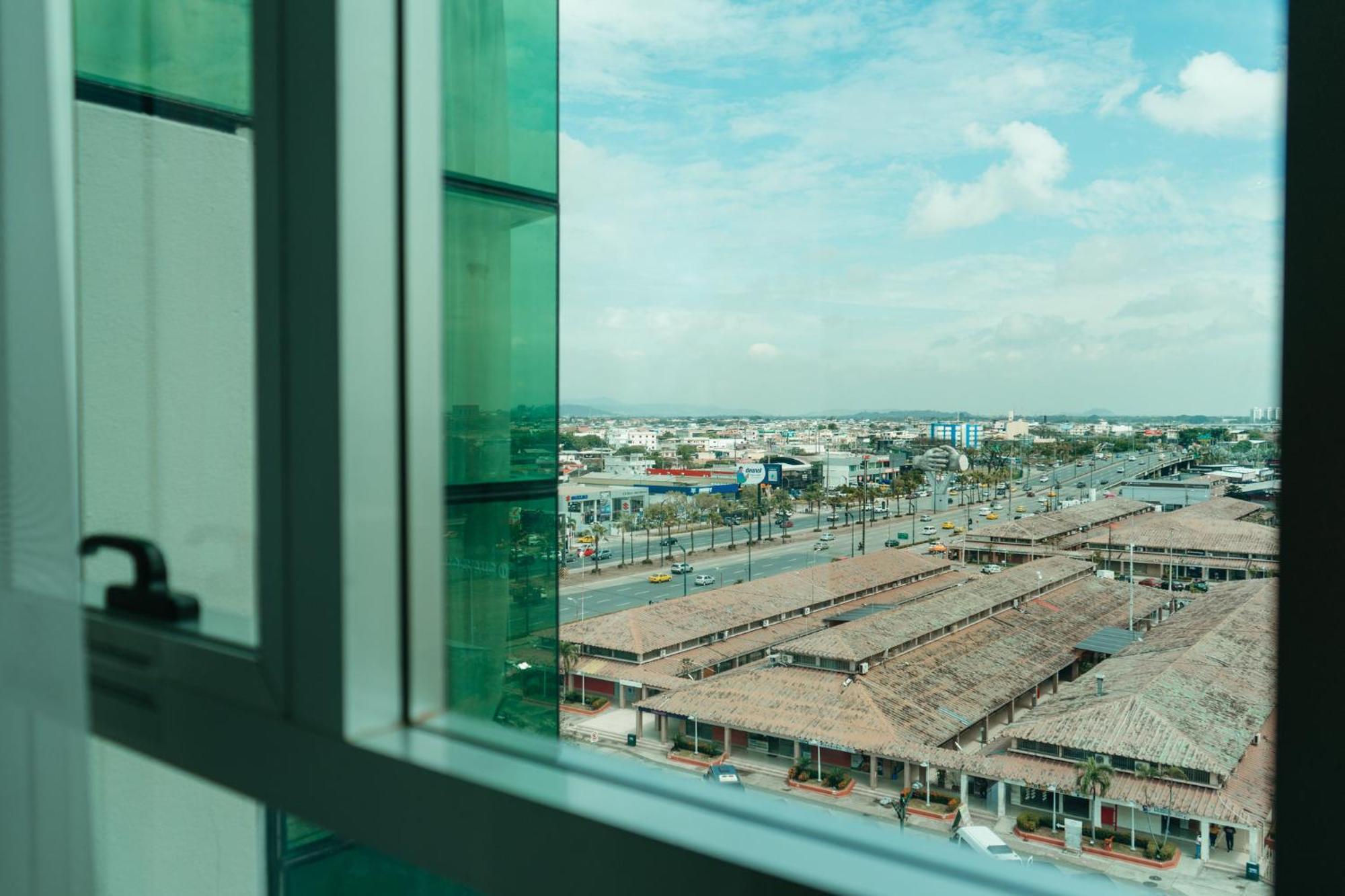 Holiday Inn Guayaquil Airport By Ihg Εξωτερικό φωτογραφία View of the airport from the hotel