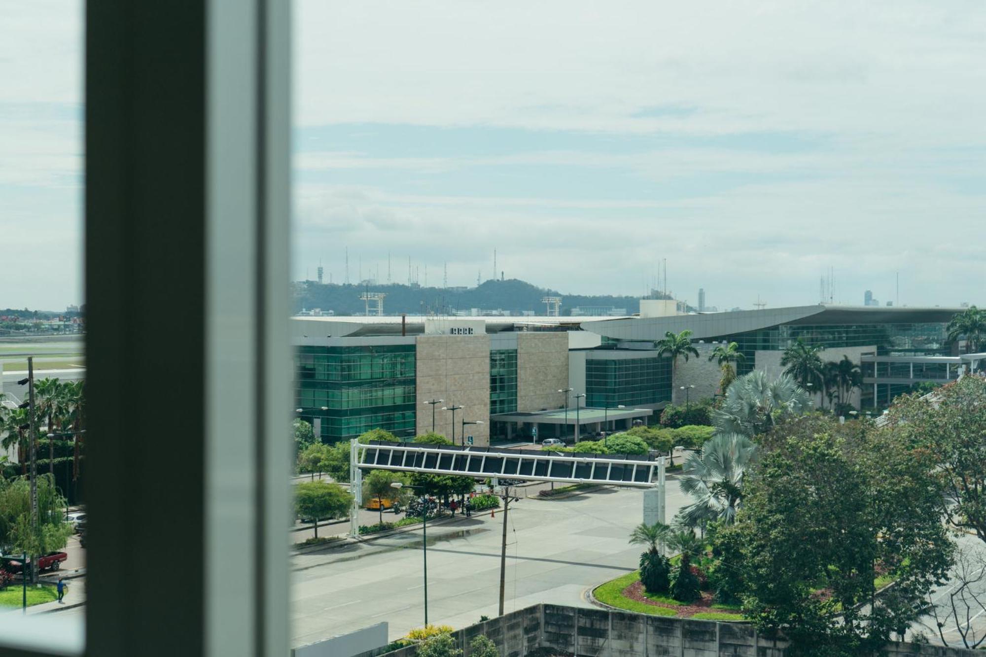 Holiday Inn Guayaquil Airport By Ihg Εξωτερικό φωτογραφία View of the airport from the nearby hotel