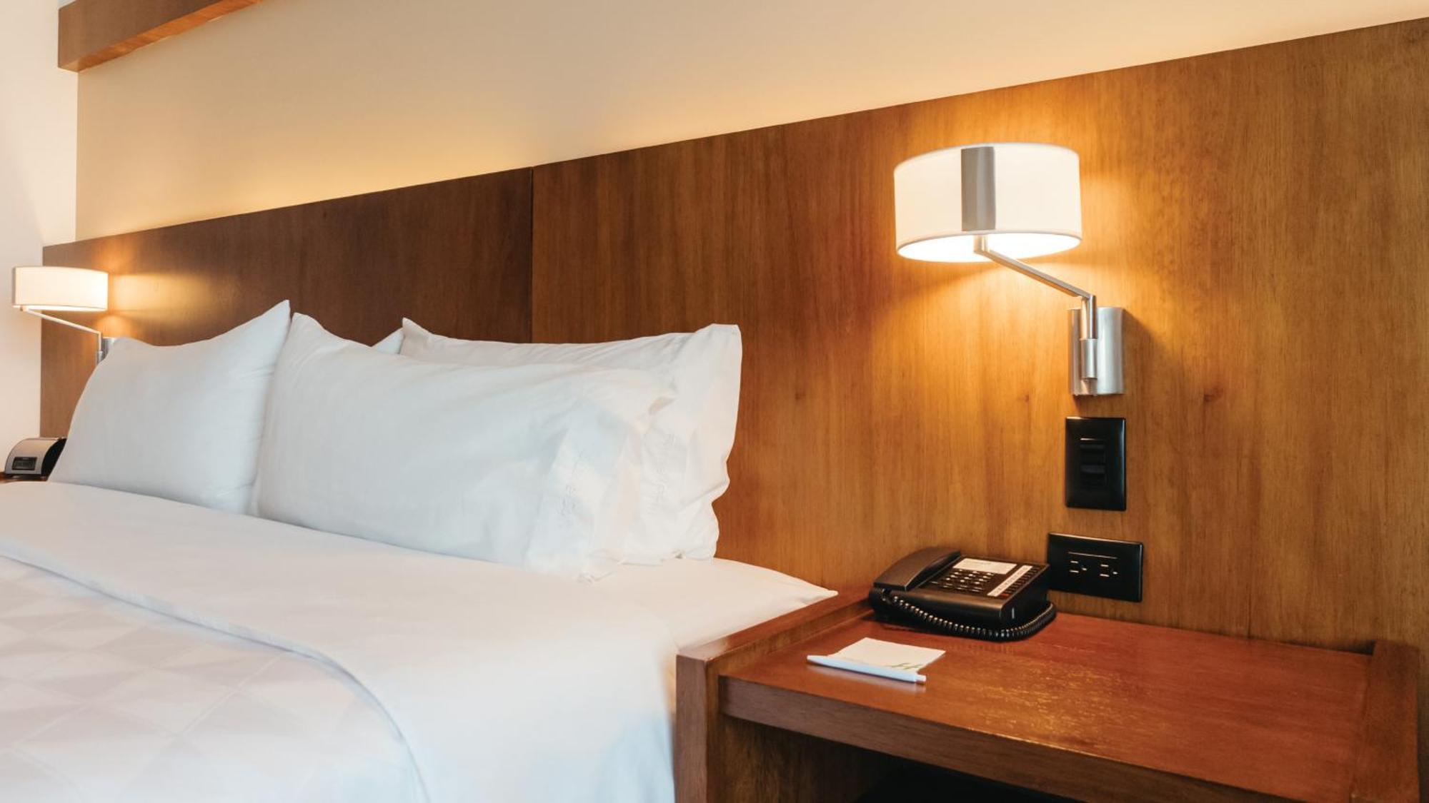 Holiday Inn Guayaquil Airport By Ihg Εξωτερικό φωτογραφία A wall-mounted light
