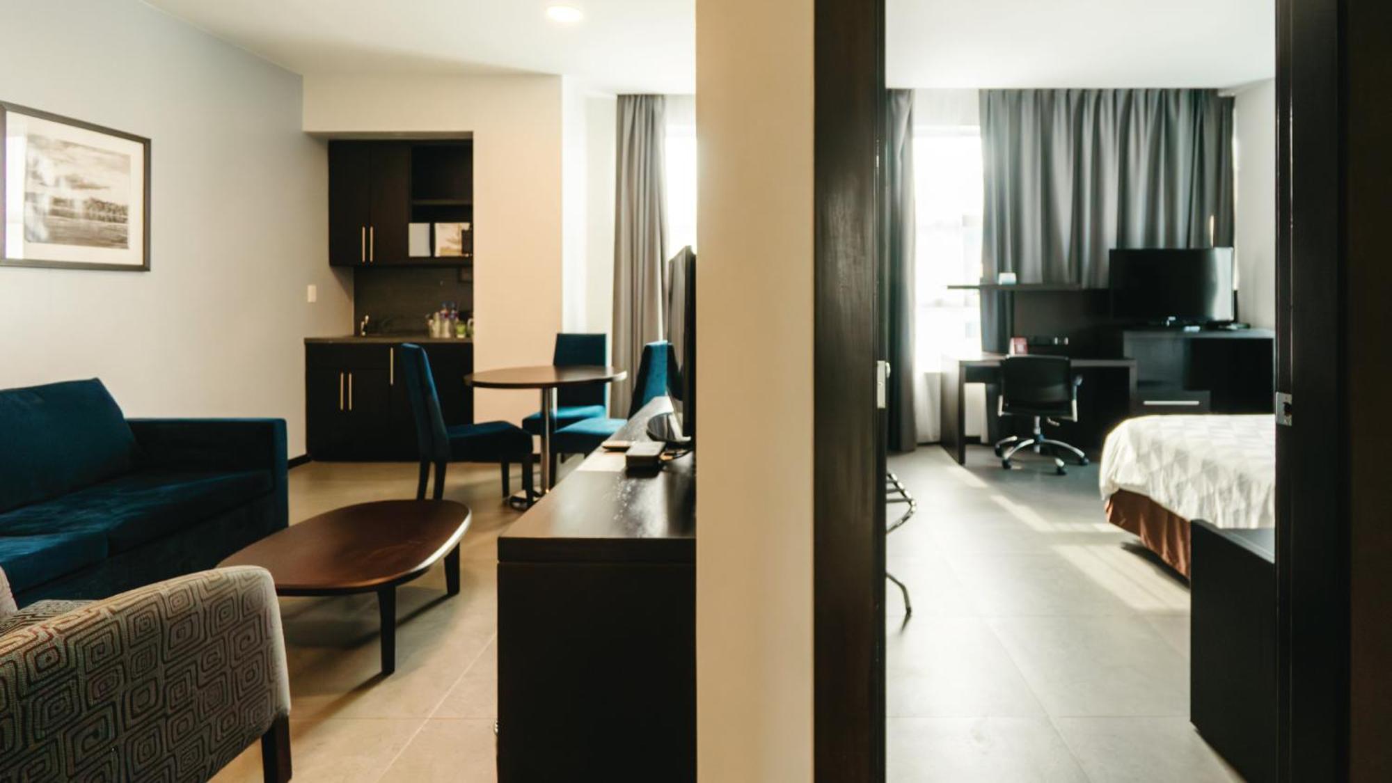 Holiday Inn Guayaquil Airport By Ihg Εξωτερικό φωτογραφία A typical studio apartment