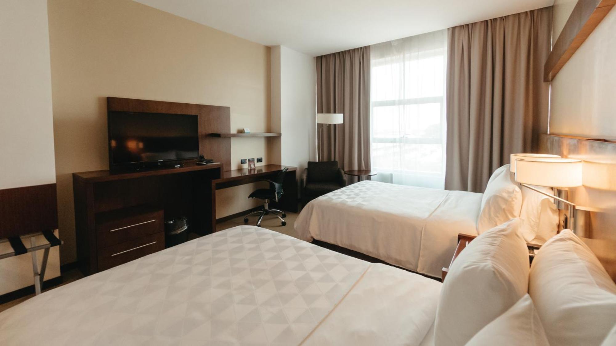 Holiday Inn Guayaquil Airport By Ihg Εξωτερικό φωτογραφία A typical guest room at the Hilton Garden Inn in San Francisco