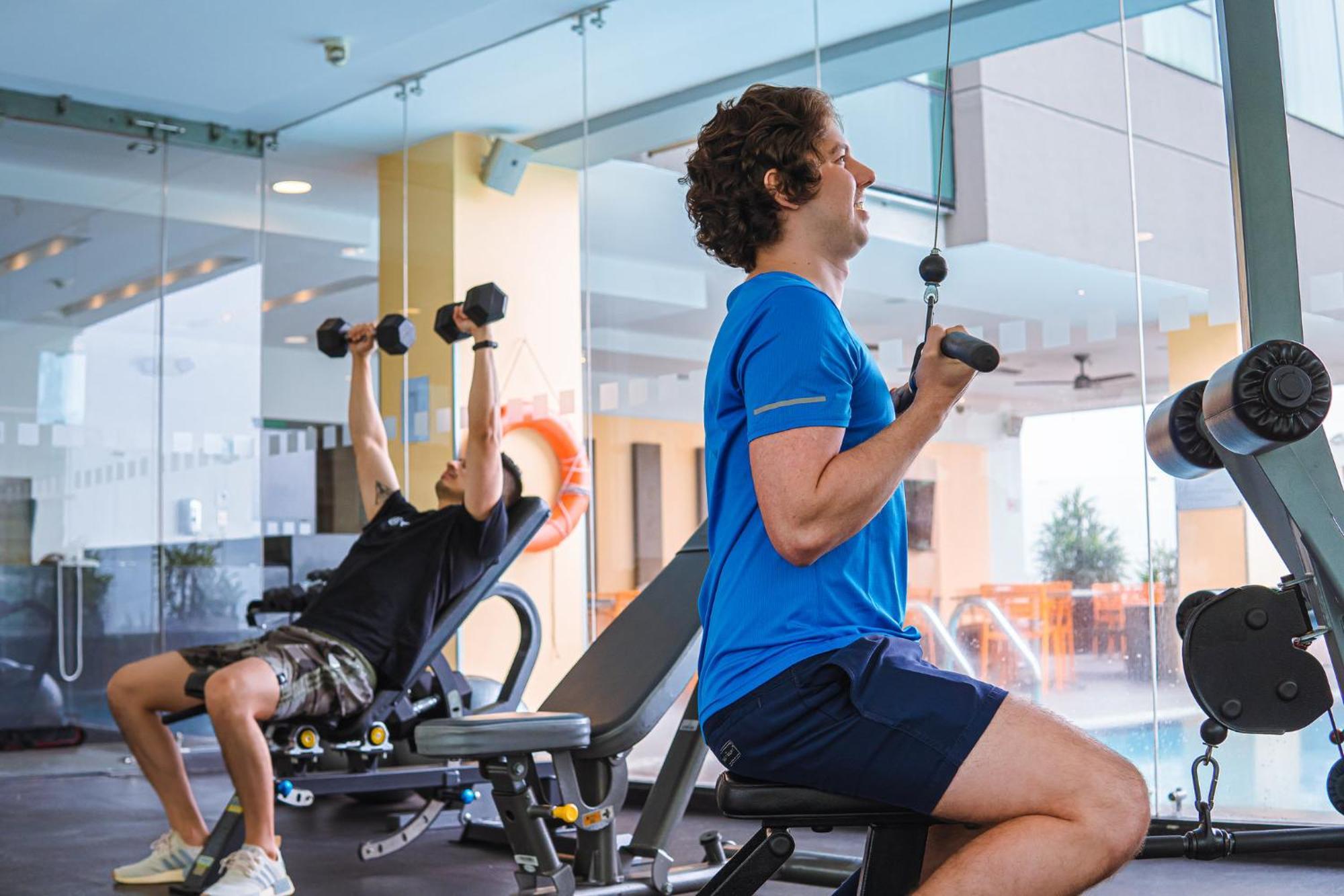 Holiday Inn Guayaquil Airport By Ihg Εξωτερικό φωτογραφία A seated dumbbell press
