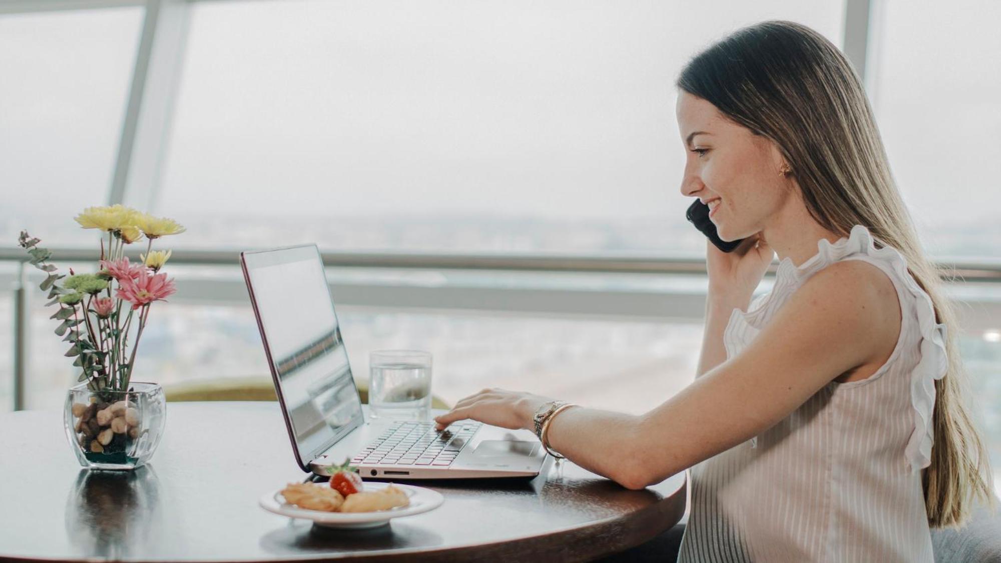Holiday Inn Guayaquil Airport By Ihg Εξωτερικό φωτογραφία A woman working from home