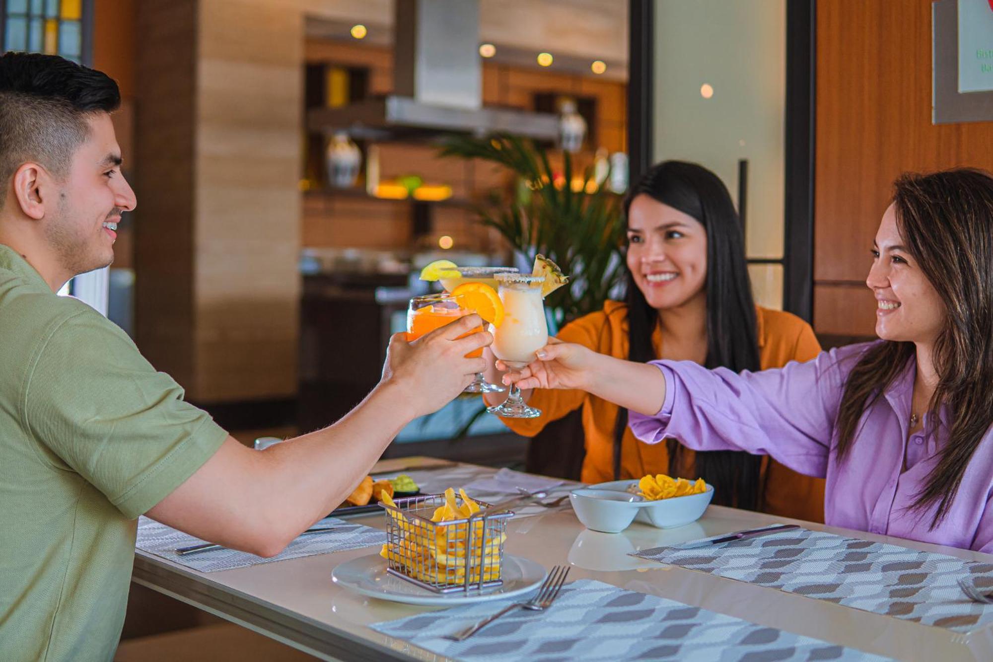 Holiday Inn Guayaquil Airport By Ihg Εξωτερικό φωτογραφία A group of friends toasting with a margarita