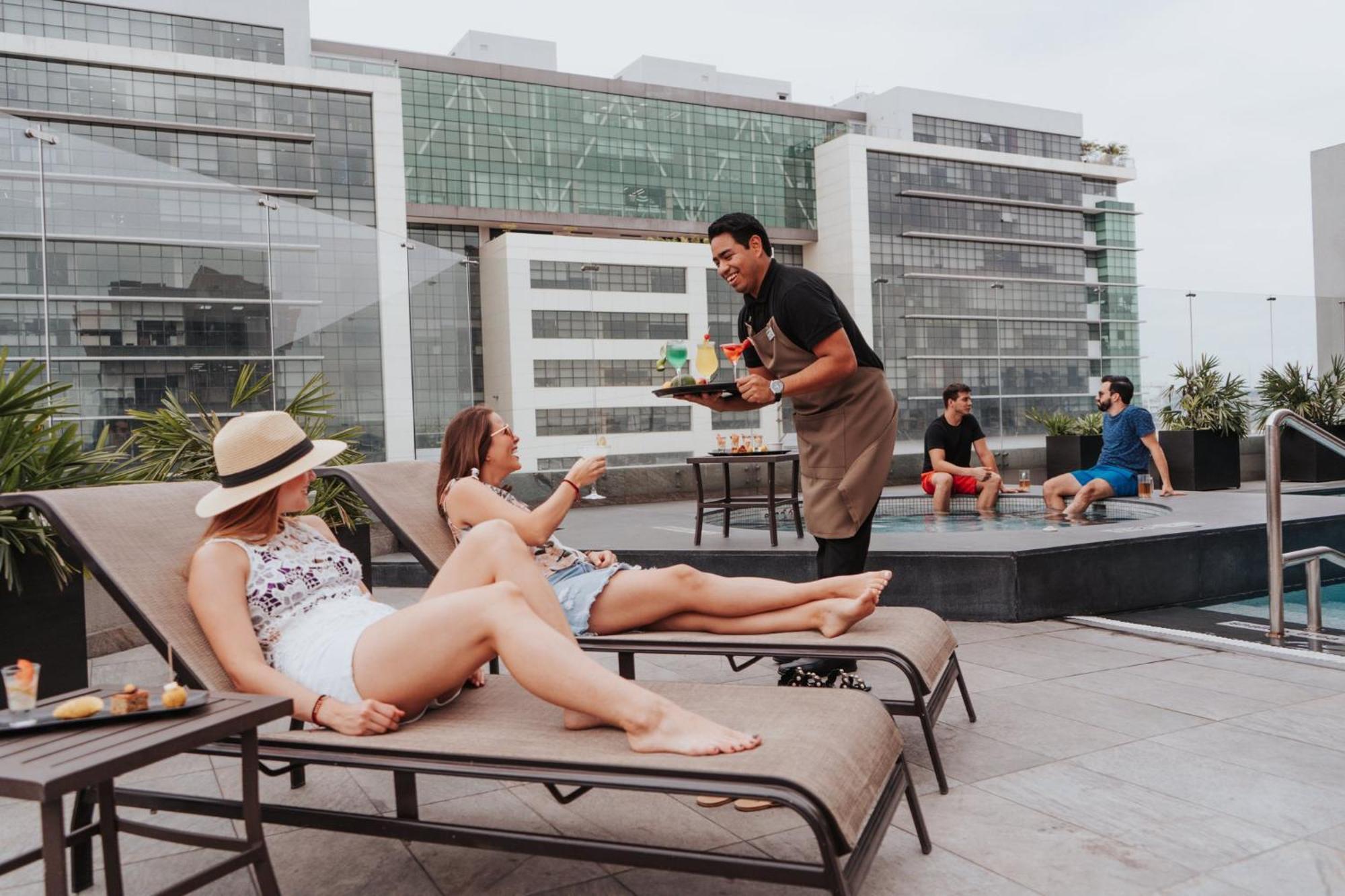 Holiday Inn Guayaquil Airport By Ihg Εξωτερικό φωτογραφία Rooftop pool at the hotel