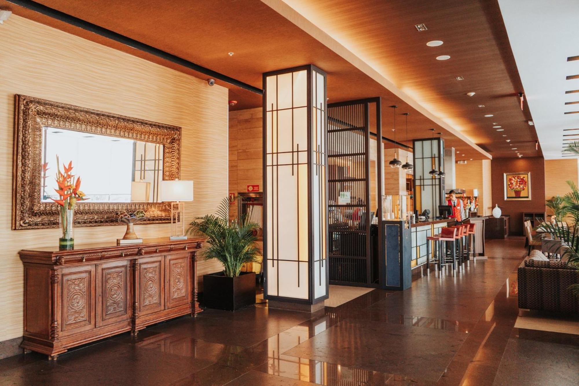 Holiday Inn Guayaquil Airport By Ihg Εξωτερικό φωτογραφία The interior of the lounge