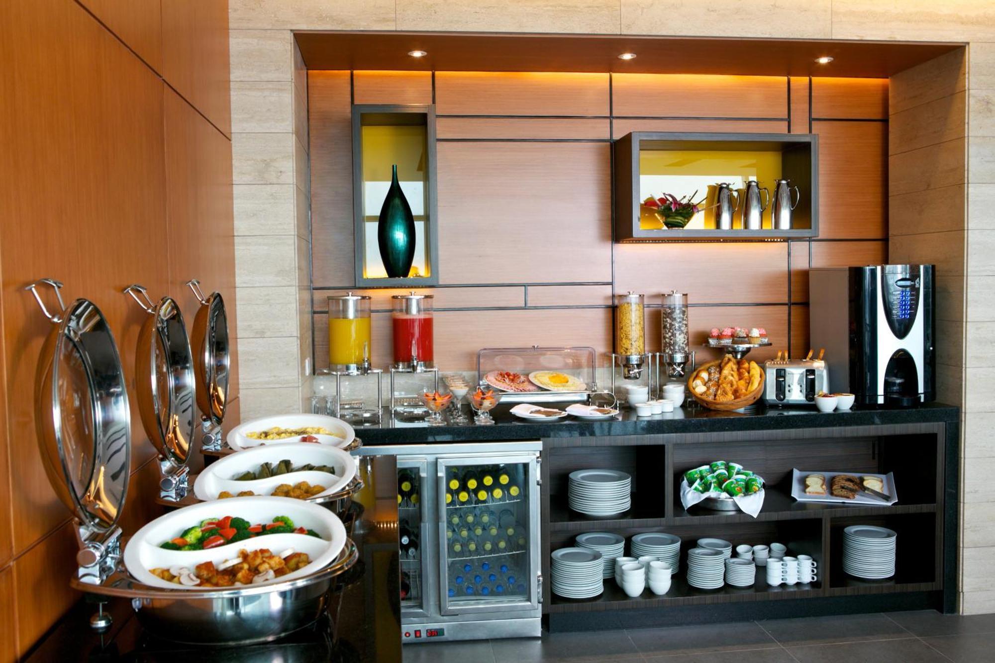 Holiday Inn Guayaquil Airport By Ihg Εξωτερικό φωτογραφία A buffet at a hotel