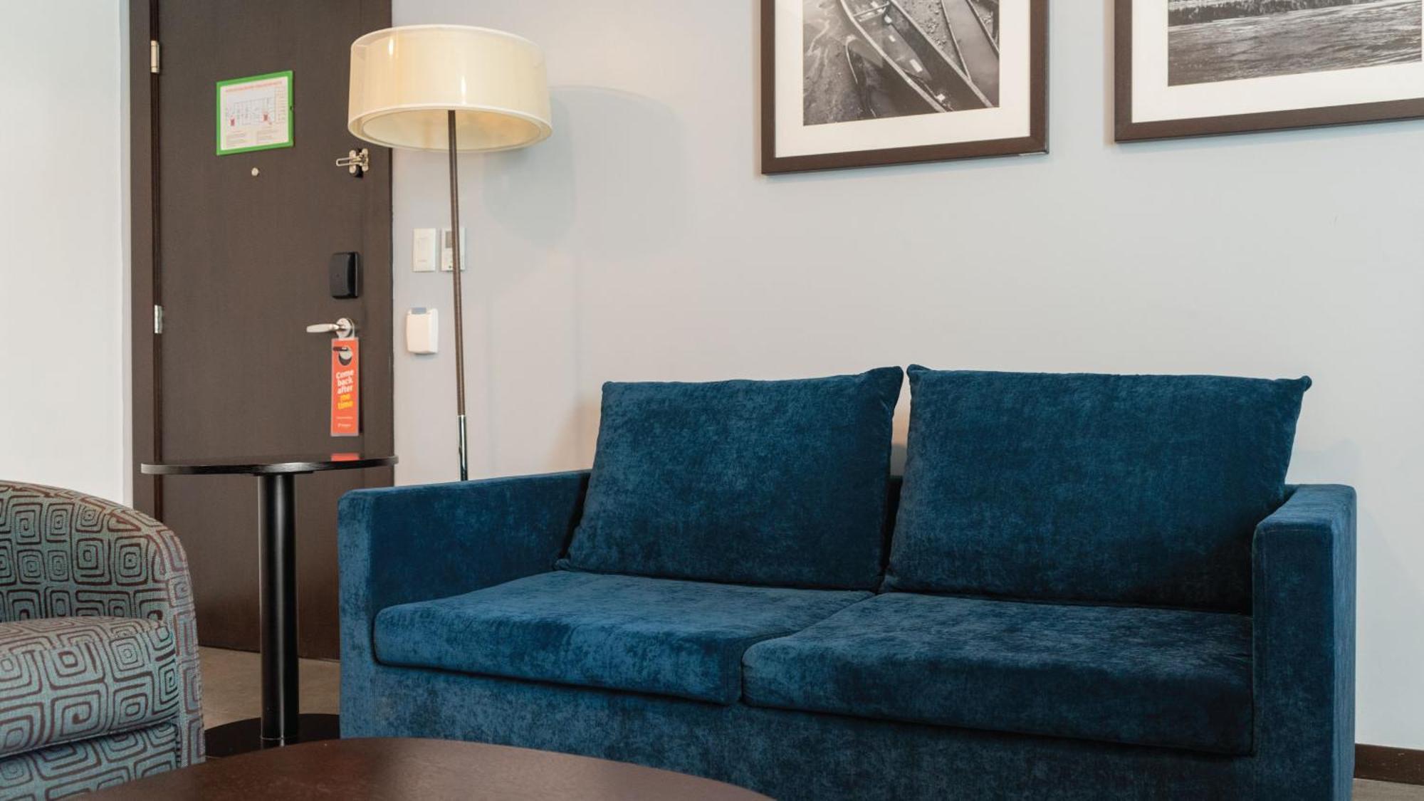 Holiday Inn Guayaquil Airport By Ihg Εξωτερικό φωτογραφία A sofa