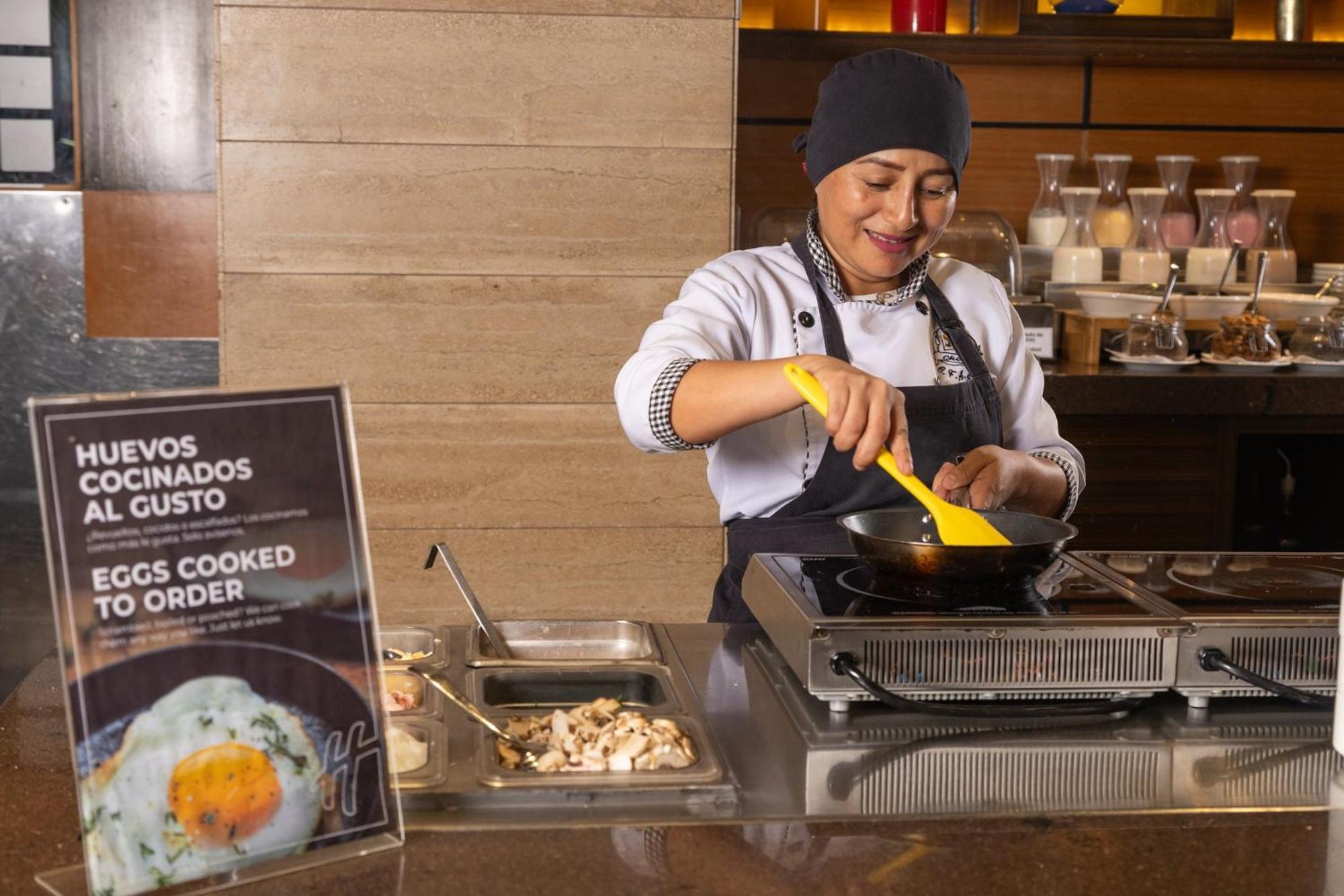 Holiday Inn Guayaquil Airport By Ihg Εξωτερικό φωτογραφία A woman cooking eggs