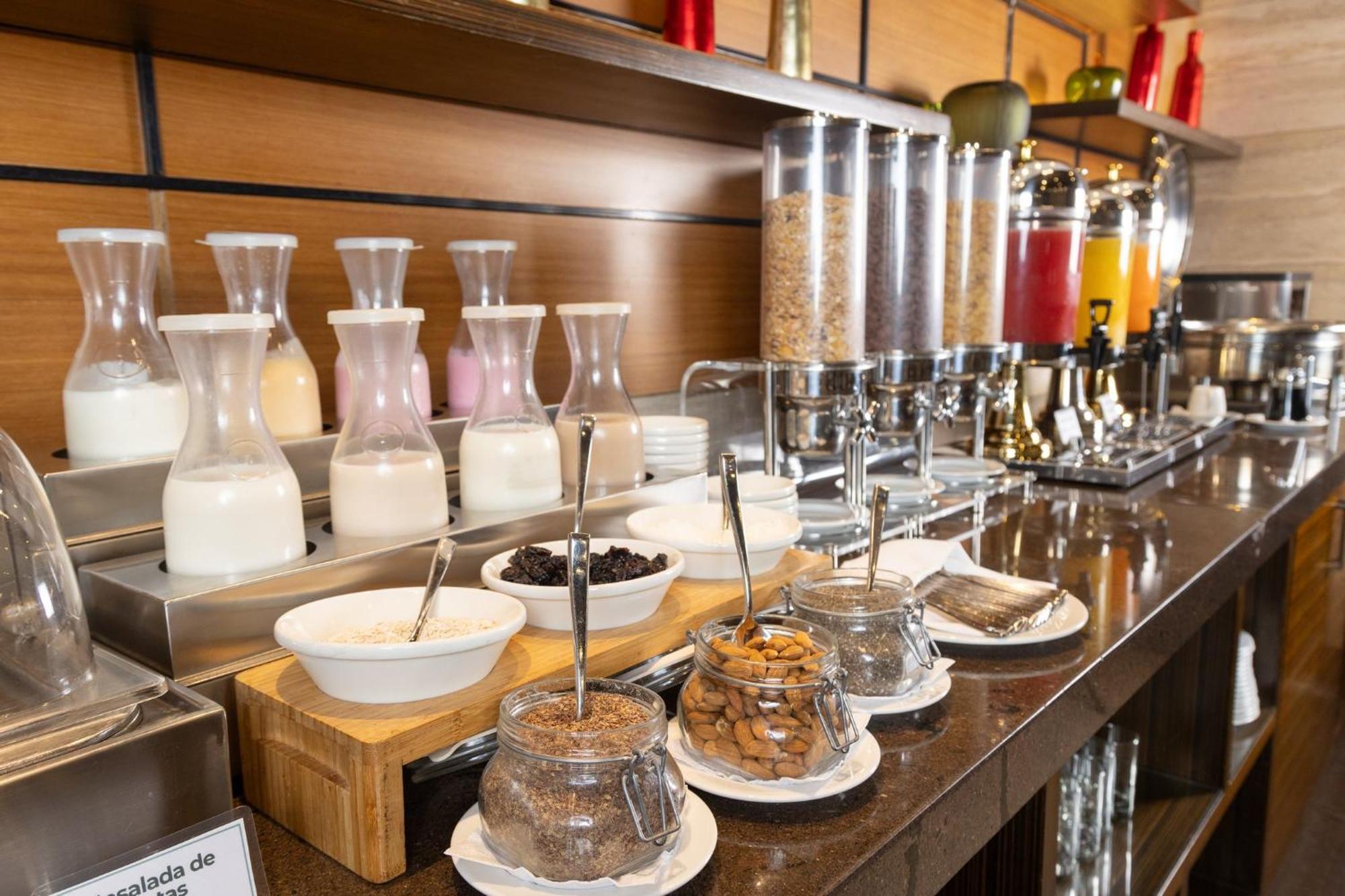Holiday Inn Guayaquil Airport By Ihg Εξωτερικό φωτογραφία A breakfast buffet