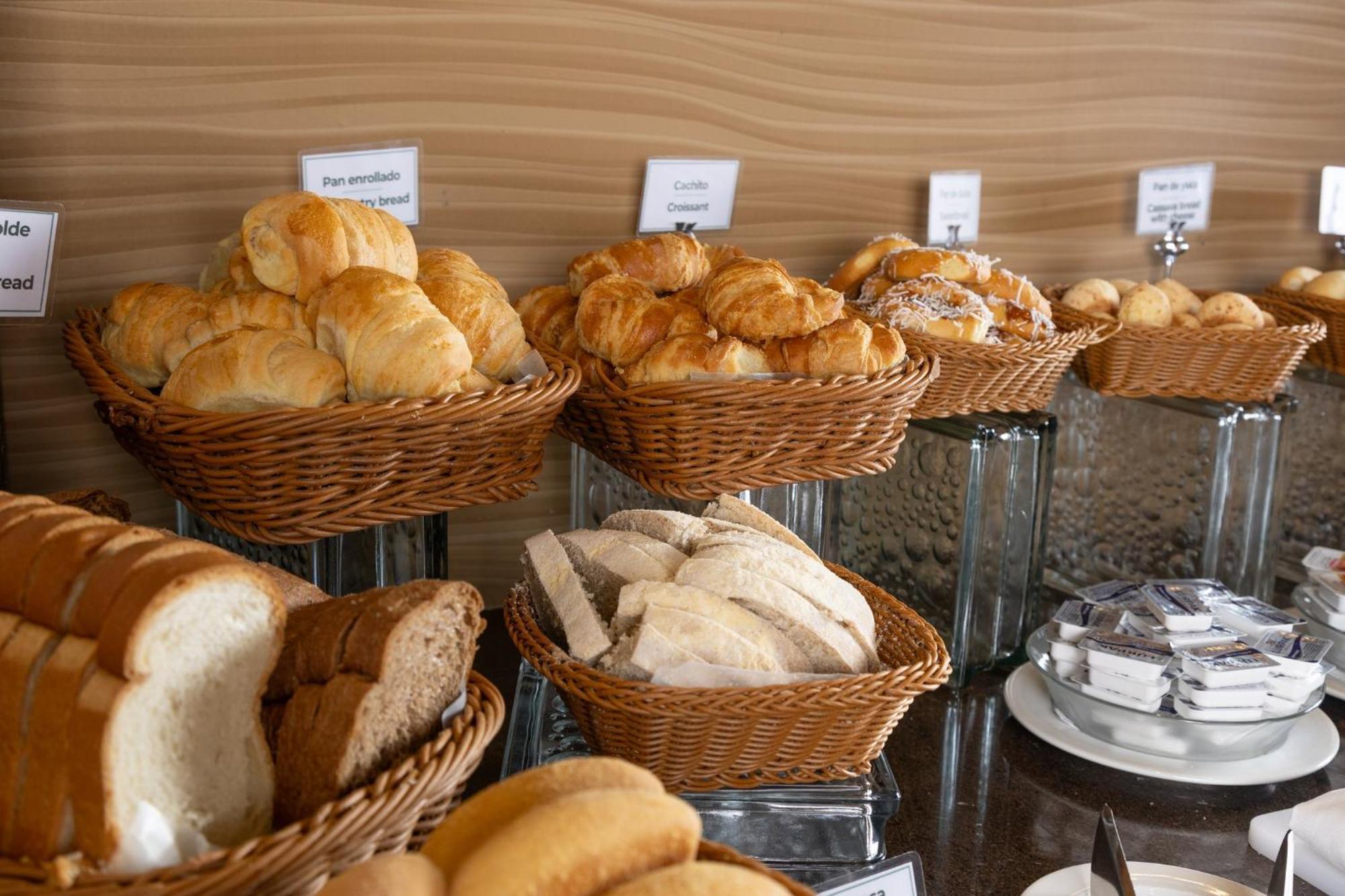 Holiday Inn Guayaquil Airport By Ihg Εξωτερικό φωτογραφία Buns and pastries
