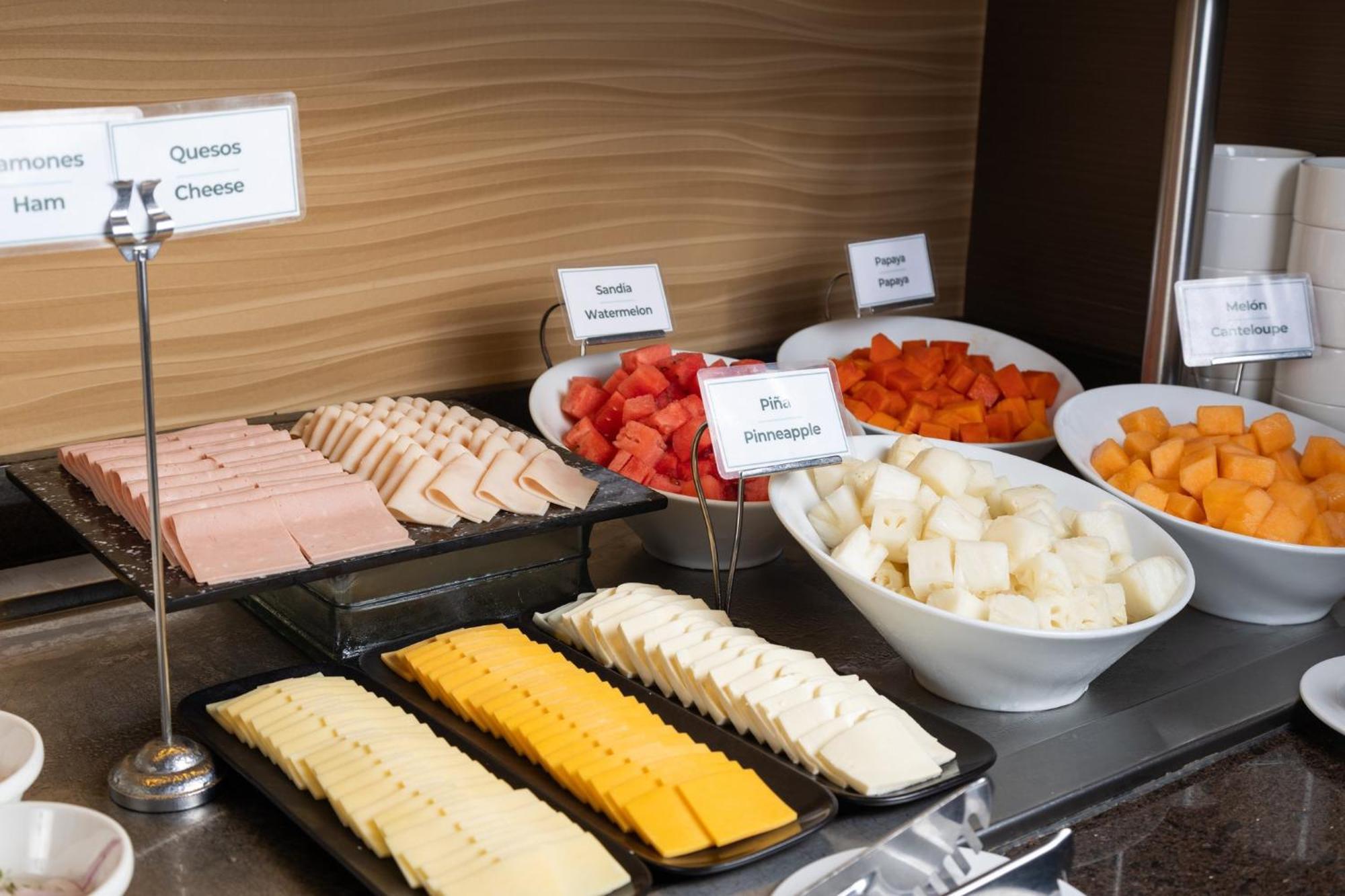 Holiday Inn Guayaquil Airport By Ihg Εξωτερικό φωτογραφία A selection of cheese at a buffet
