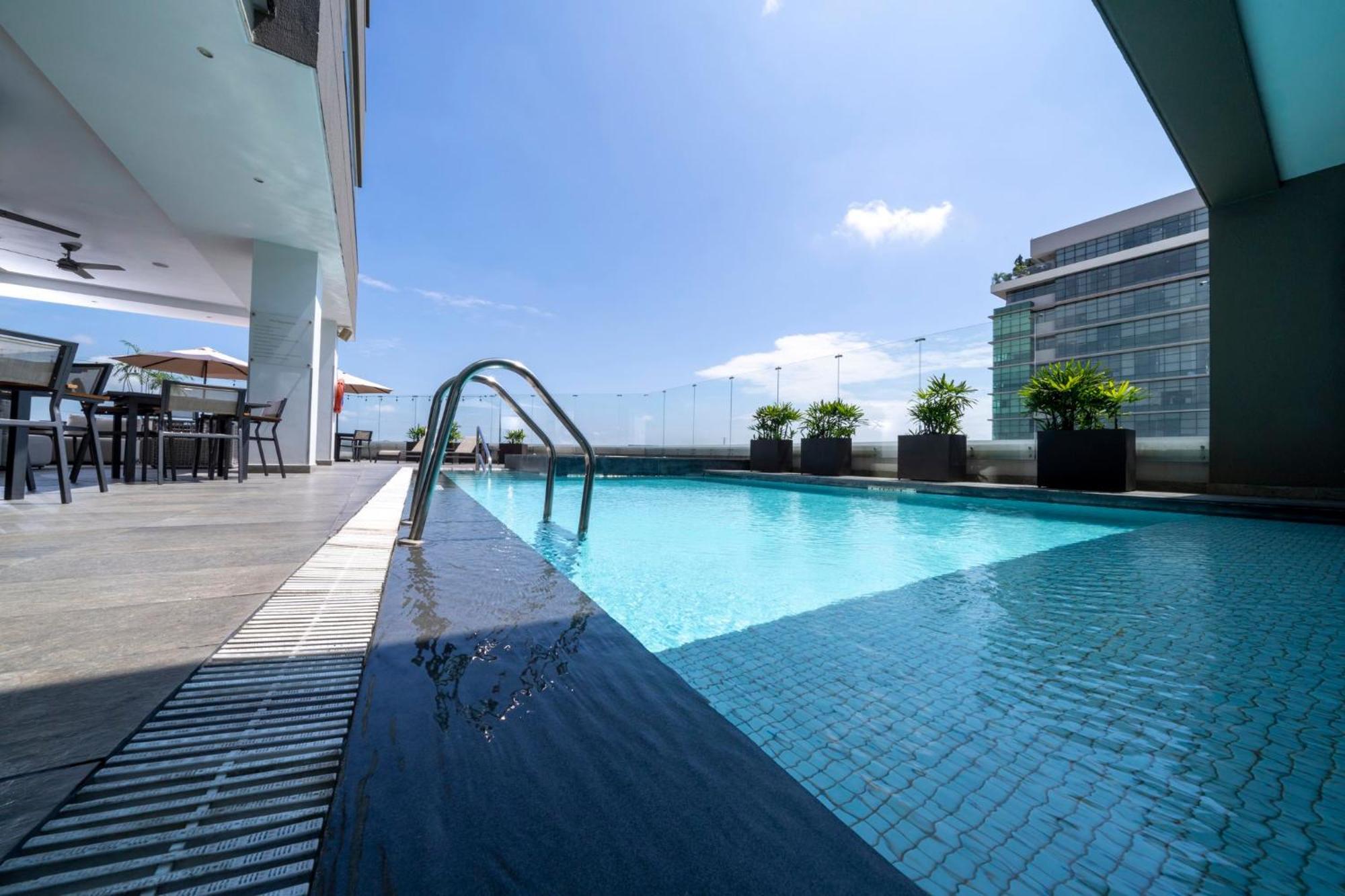 Holiday Inn Guayaquil Airport By Ihg Εξωτερικό φωτογραφία The swimming pool at the 33rd floor of the hotel